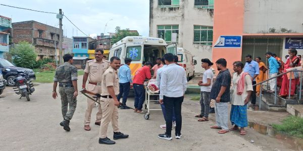 पेट्रोल लेने गया बेटा, सड़क किनारे खड़ी मां को पिकअप ने कुचला, रास्ते में मौत