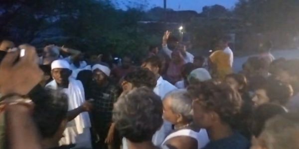 बाढ़ से घरों में चूल्हे नहीं जले और भूखे-प्यासे ग्रामीणों ने लगाया जाम, फिर भी नहीं मिली मदद