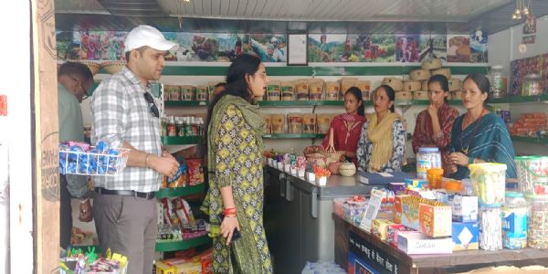 ग्रामोत्थान परियोजना के तहत संचालित उद्यमों का परियाेजना निदेशक ने किया निरीक्षण
