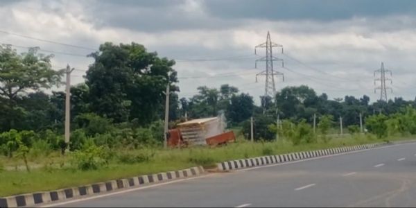 मेदिनीनगर में हाईवे पर सीएनजी सिलेंडर लीक होने से मची अफरा-तफरी, चालक की सूझबूझ से टला बड़ा हादसा