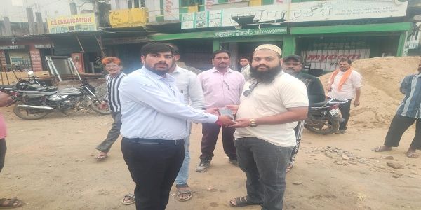 सड़क पर भवन निर्माण सामग्री रखकर कारोबार करना पड़ा भारी, निगम ने सात व्यवसायियों पर की कार्रवाई