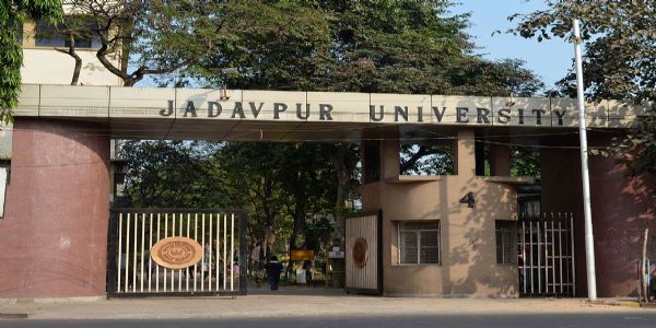 जादवपुर में हटाए गए दीवार पर लगे 
