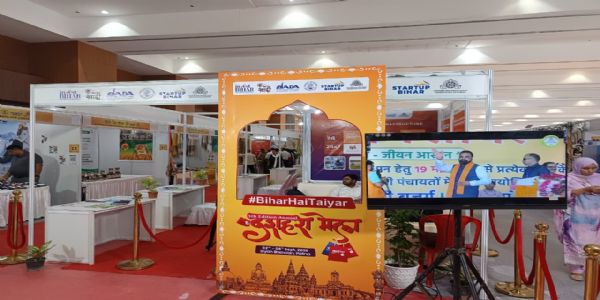 उद्योग विभाग के पवेलियन में उत्पादों के साथ योजनाओं और नीतियों की जानकारी ले रहे आगंतुक