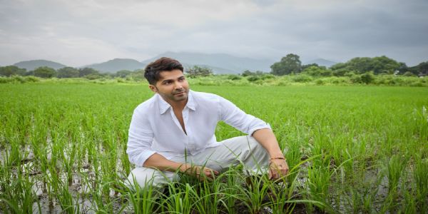 वरुण धवन का देसी अंदाज, खेतों में सीख रहे धान की खेती