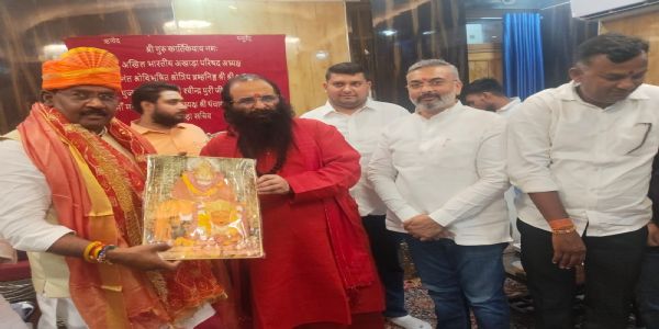 भाजपा के राष्ट्रीय उपाध्यक्ष आर्य पहुंचे हरिद्वार, अखाड़ा परिषद अध्यक्ष से लिया आशीर्वाद