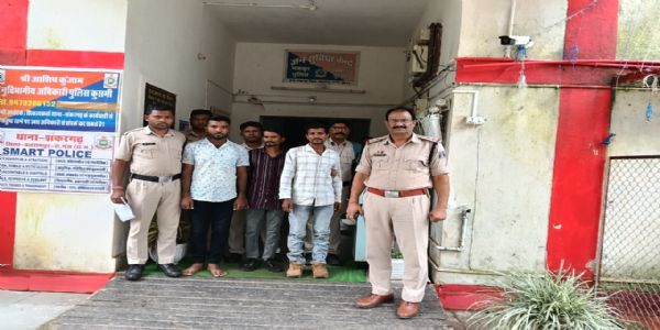 मवेशियों को पिकअप में भरकर झारखंड ले जाने की तैयारी, तीन आरोपित गिरफ्तार