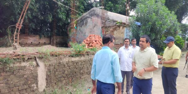 सत्यदेव उच्च विद्यालय का डीएम ने किया औचक निरीक्षण