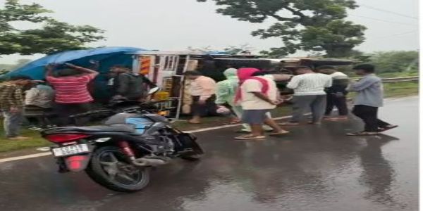 बलौदा बाजार में श्रद्धालुओं से भरी वाहन अनियंत्रित होकर पलटी, 27 लोग घायल