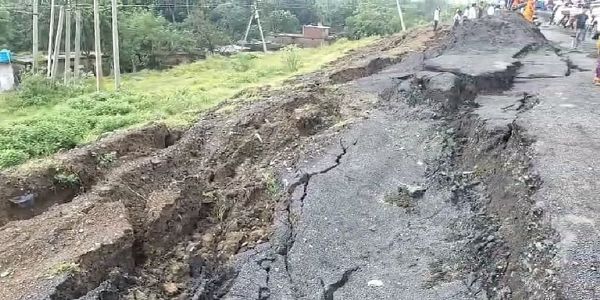 न्यू फरक्का के बाद अब समशेरगंज में सड़क धंसी, एंबुलेंस समेत सभी वाहन फंसे