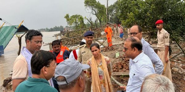 राघोपुर बांध पर कटाव का जायजा लेने पहुंचे प्रधान सचिव, जल प्रबंधन सचिव, डीएम और एसपी, युद्धस्तर पर बचाव कार्य जारी