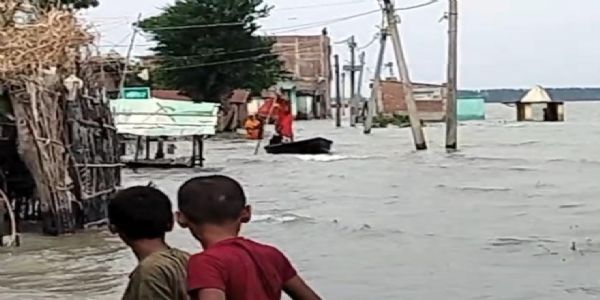 कोसी की तेज धार में डूबी मदरौनी की मुख्य सड़क, घरों की छतों पर रहने को मजबूर ग्रामीण
