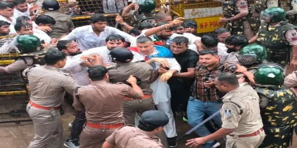 बैतूल में 12 सूत्रीय मांगों को लेकर एनएसयूआई का प्रदर्शन, पुलिस से धक्कामुक्की, पुलिस ने चलाई वाटर कैनन