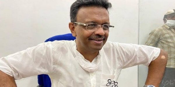 पूर्व मेयर फिरहाद हकीम से जुड़ी कंपनियों के दफ्तर और कारखाने में जांच आयोग की तलाशी