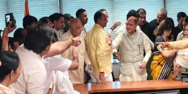 आआपा पार्षदों ने लोकतांत्रिक एवं संवैधानिक प्रक्रिया को बाधित किया, अधिकारी से साथ अभद्र व्यवहार: महापौर
