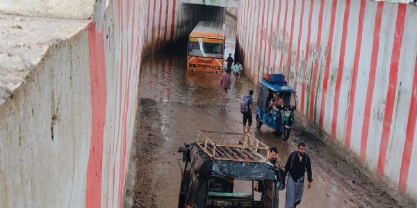 हमीरपुर में भारी बारिश से जनजीवन अस्त -व्यस्त, 50 घरों में घुसा पानी, रोडवेज बस भी फंसी