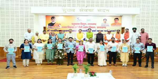 मुख्यमंत्री धामी ने 101 नवनियुक्त कार्मिकों को सौंपे नियुक्ति पत्र