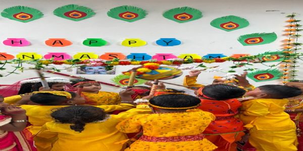गुरु नानक पब्लिक स्कूल में हर्षोल्लास से मनी जन्माष्टमी