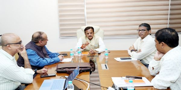 डिजिटल तकनीक के माध्यम से स्वास्थ्य सेवाओं को बनाएं पारदर्शी और विश्वसनीय: उप मुख्यमंत्री शुक्ल