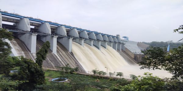 बांगो बांध का जलस्तर 358.77 मीटर पहुंचा, पांच गेटों से 31,529 क्यूसेक पानी हसदेव नदी में छोड़ा जा रहा