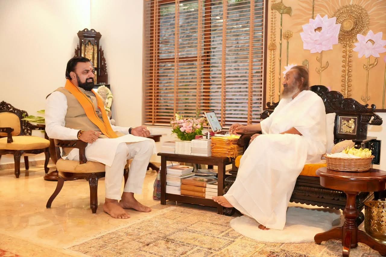 श्री श्री से मिले मुख्यमंत्री श्री श्री से मिले मुख्यमंत्री