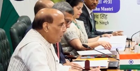 बेल्जियम के रक्षा एवं विदेश व्यापार मंत्री थियो फ्रैंकन के साथ रक्षा मंत्री राजनाथ सिंह प्रतिनिधिमंडल स्तर वार्ता करते हुए बेल्जियम के रक्षा एवं विदेश व्यापार मंत्री थियो फ्रैंकन के साथ रक्षा मंत्री राजनाथ सिंह प्रतिनिधिमंडल स्तर वार्ता करते हुए