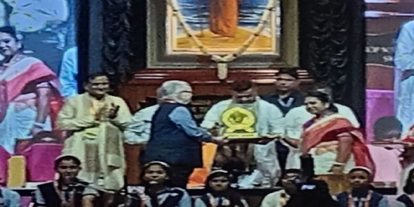विद्या भारती के वार्षिक आयोजन के मंच पर मुख्यमंत्री शुभेंदु अधिकारी का स्वागत कर रहे संस्था के अधिकारी गण