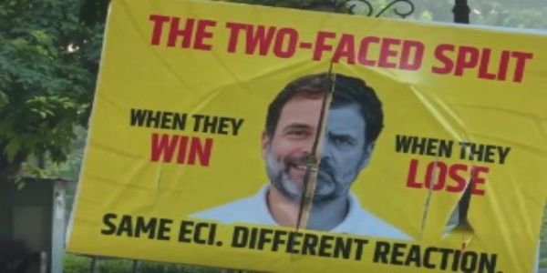 इंडिया गठबंधन की बैठक से पहले दिल्ली में लगाए गए राजनीतिक पोस्टर।