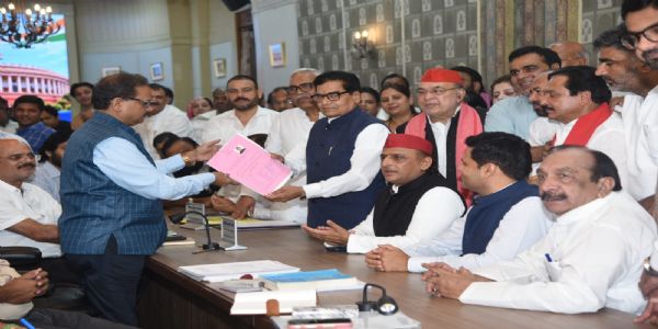 सपा के राष्ट्रीय महासचिव रामगोपाल यादव और धनराज परिमल नथवानी ने आज बुधवार को नामांकन पत्र दाखिल किया;