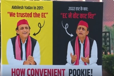 इंडिया गठबंधन की बैठक से पहले दिल्ली में लगाए गए राजनीतिक पोस्टर।