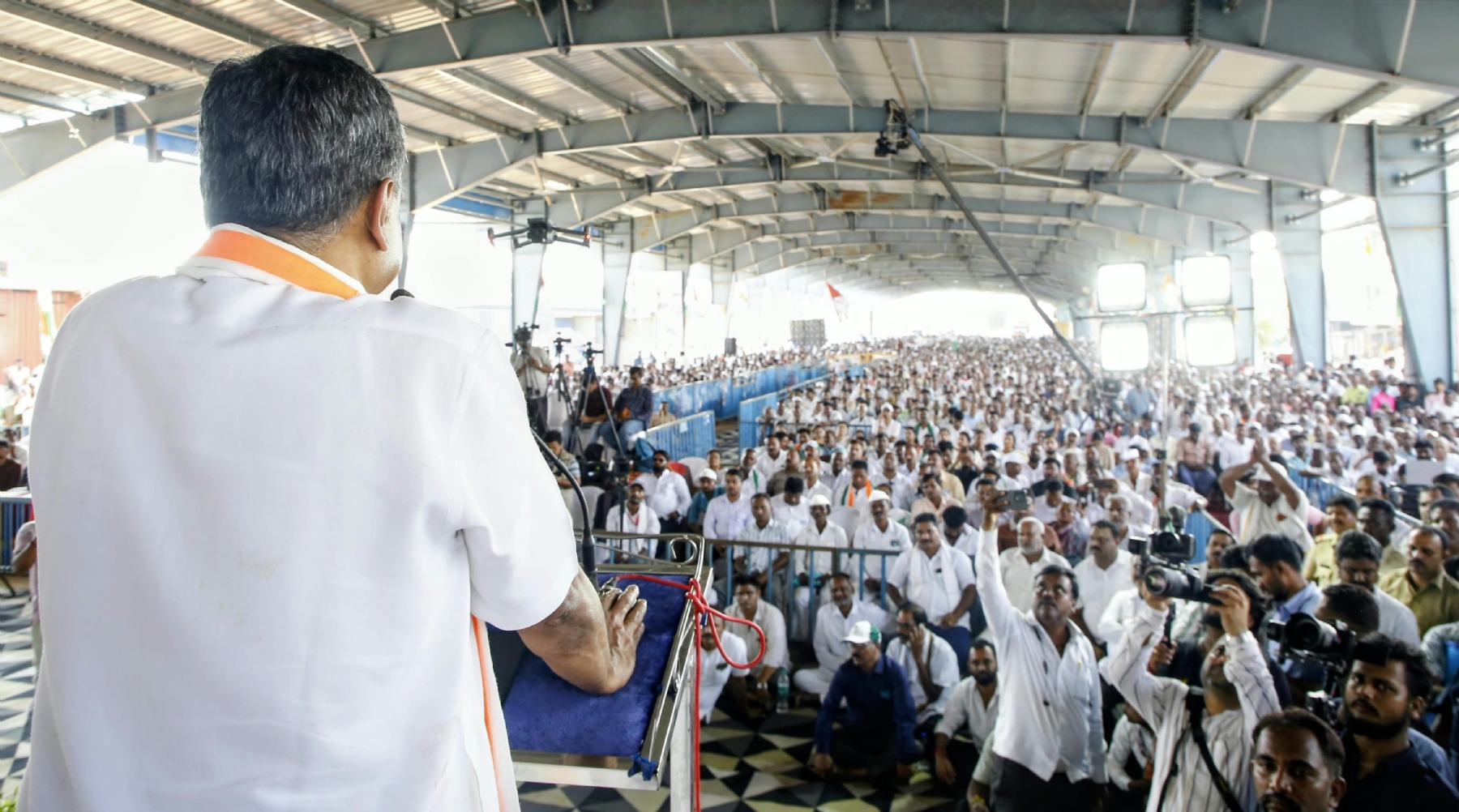 सम्मेलन में हरिप्रसाद ने भाषण दिया. सम्मेलन में हरिप्रसाद ने भाषण दिया.