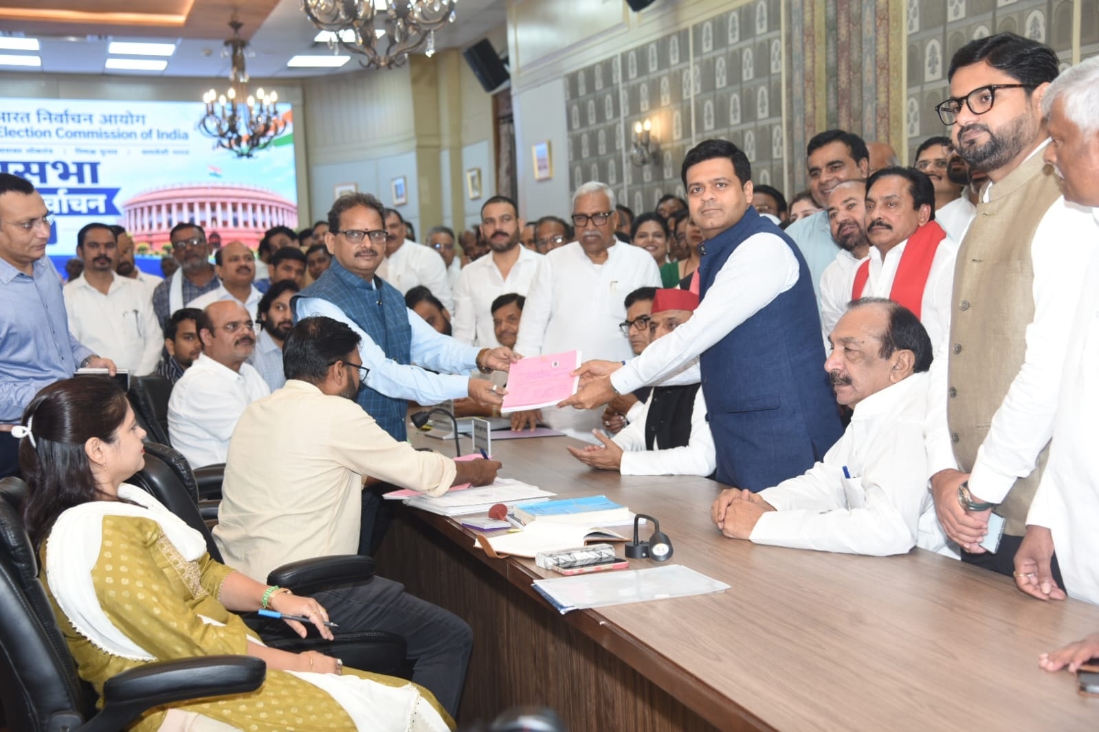 सपा के राष्ट्रीय महासचिव रामगोपाल यादव और धनराज परिमल नथवानी ने आज बुधवार को नामांकन पत्र दाखिल किया;