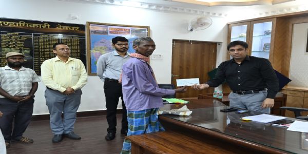 प्रवासी श्रमिक के पिता को उपायुक्त ने सौंपी 50 हजार की सहायता राशि