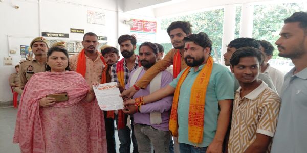 सामूहिक इंडिया गरबा कार्यक्रम पर रोक लगाने को लेकर हिंदू संगठनों ने किया प्रदर्शन