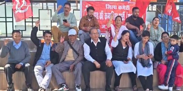 मुख्य चुनाव आयुक्त की बर्खास्तगी की मांग को वामपंथी दलों ने दिया धरना