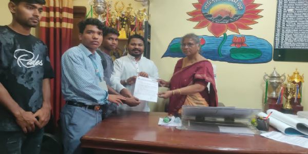 छात्रों से कथित पैसे मांगने के आरोप पर एबीवीपी ने सौंपा ज्ञापन