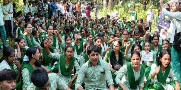शिक्षकों की कमी और जर्जर व्यवस्था से आक्रोशित छात्रों ने घेरा प्रखंड मुख्यालय