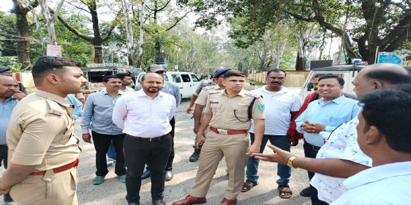 दुर्गा पूजा में पंडाल की सुरक्षा को लेकर डीसी और एसपी ने किया औचक निरीक्षण