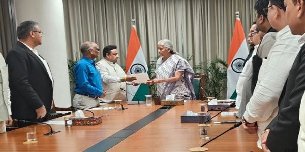 यूपीआई मुद्दे पर देशभर के व्यापारिक नेताओं के प्रतिनिधिमंडल ने वित्त मंत्री से की मुलाकात