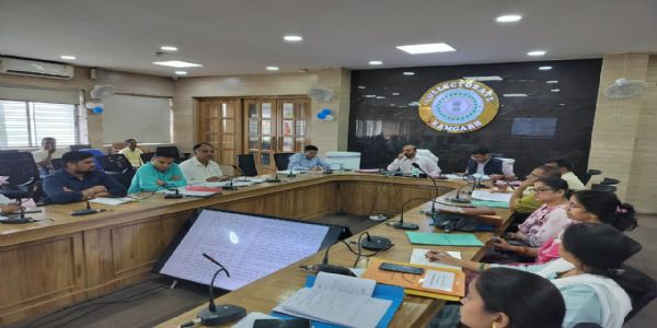 डीसी ने अधिकारियों को समय पर योजनाओं का लाभ पहुंचाने का दिया निर्देश