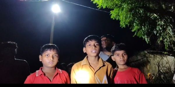 कौशांबी के बच्चों ने वीडियो वायरल कर डीएम से मांगी लाइट,10 घंटे में रोशन हुआ गांव
