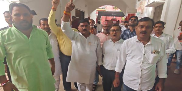 जनेऊ पर अभद्र टिप्पणी के विरोध में ब्राह्मण महासभा का प्रदर्शन, सिटी मजिस्ट्रेट को सौंपा ज्ञापन