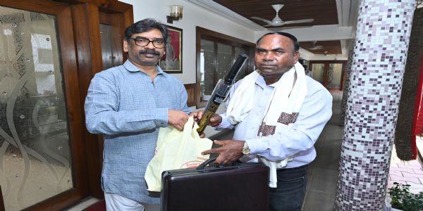 मुख्यमंत्री ने अनुसेवक के सेवानिवृत्ति पर दी शुभकामनाएं