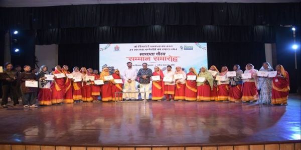 इंदौरः सफाई मित्र सुरक्षा एवं स्वच्छता गौरव सम्मान समारोह में 44 कर्मियों का सम्मान