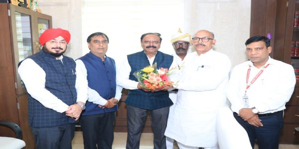 चेंबर ने स्पीकर से मुलाकात कर व्यापारिक विकास के लिए सौंपा ज्ञापन