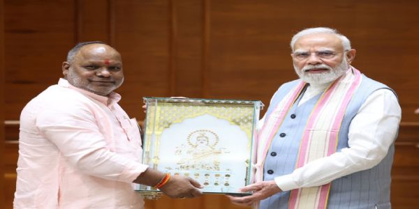 प्रधानमंत्री नरेंद्र मोदी से राज्यमंत्री हंसराज विश्वकर्मा ने की शिष्टाचार भेंट