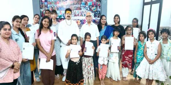 सम्मान पाकर खिल उठे बाल नृत्य कलाकारों के चेहरे