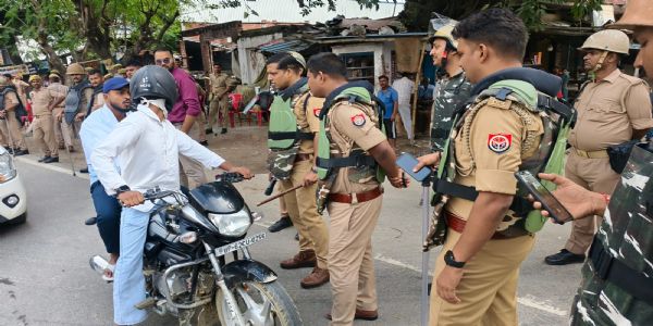 वाराणसी: चोलापुर ढेरही टोल प्लाजा को हटाने की मांग,किसानों ने किया उग्र प्रदर्शन