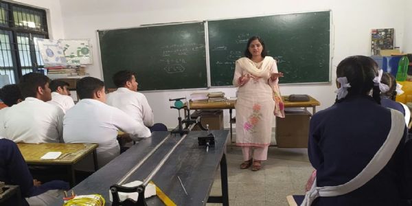 उद्यान विकास अधिकारी ने विद्यार्थियों को दी करियर ओरिएंटेशन की जानकारी