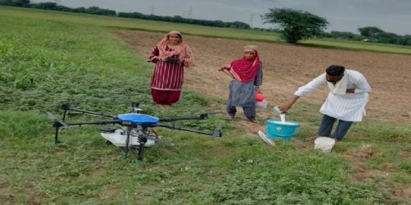 ड्रोन दीदी बनकर किसानों के खेतों में छिड़काव कर रही नूंह की लक्ष्मी
