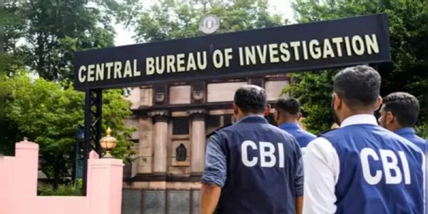 रिश्वत के आरोपी आयकर अधिकारी के घर सीबीआई की रेड, दस्तावेज कब्जे में लिए